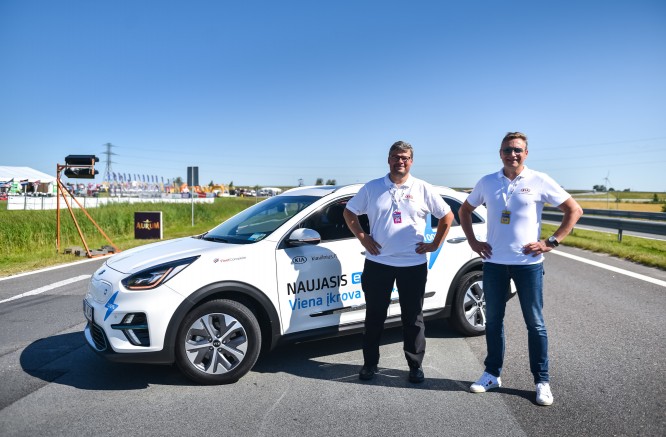 Pradėjo rekordinę kelionę aplink Lietuvą elektromobiliu „Kia e-Niro“