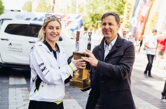 The main trophy of the "Aurum 1006 km powered by Hankook" race awaits its new owner
