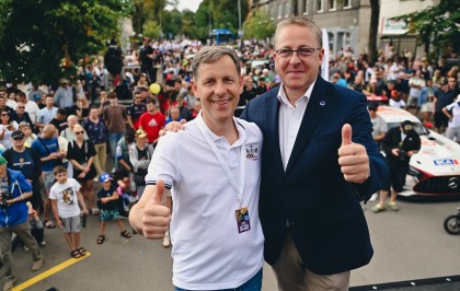 Ketvirtadienį Palanga aidėjo nuo sportinių automobilių – vyko sprinto varžybos